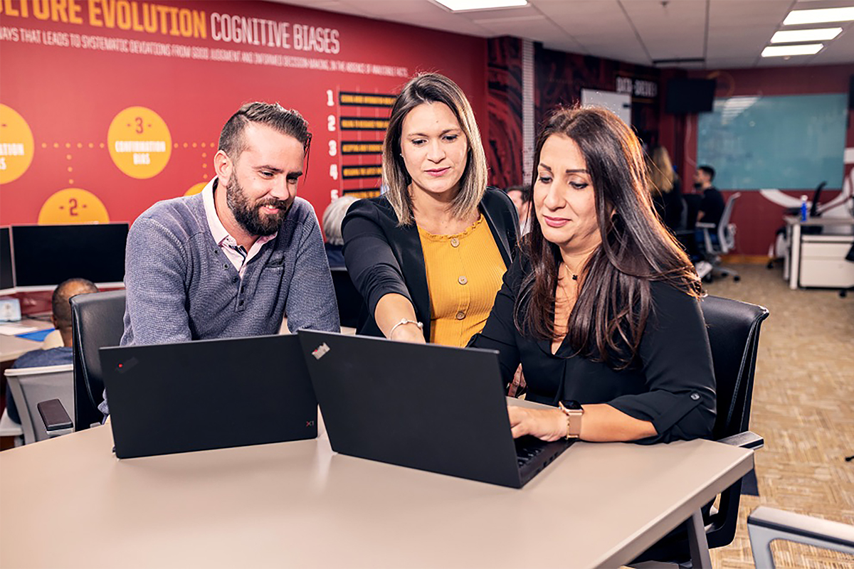 601 Analytics employees collaborating